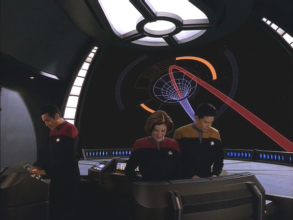 Na Voyageru zavládlo vzrušení. Objevili červí díru vedoucí do Alfa kvadrantu. Dokonce dostávají zprávy od Hvězdné flotily a dopisy z domova.