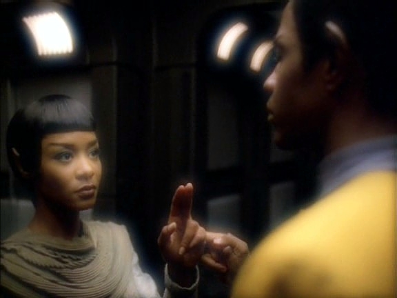 Posádka má intenzivní a mimořádně příjemné halucinace. Neelixovi děkuje admiralita Hvězdné flotily a Tuvok se setkává s manželkou.