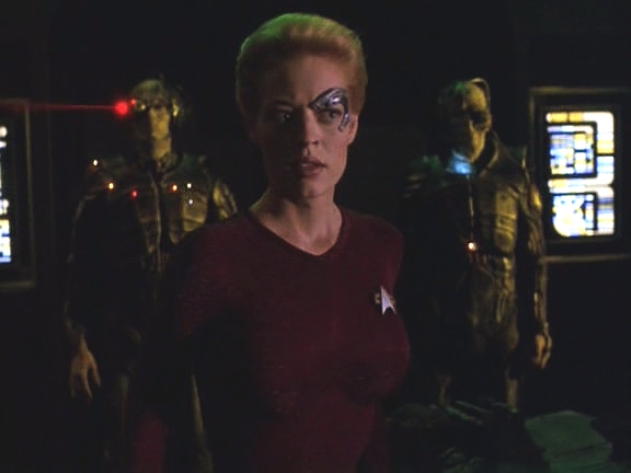 Sedmou náhle prostřednictvím nervového implantátu kontaktuje borgská královna. Slibuje, že nechá Voyager odletět, když se Sedmá vrátí do kolektivu.