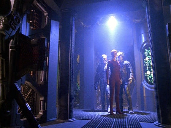 Když je čas na transport zpět na Voyager, Sedmá se odmítla vrátit. Koule okamžitě transwarpem mizí.