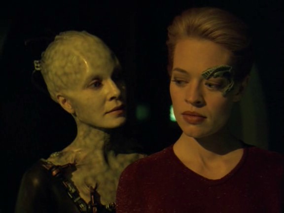 Sedmá je přivedena před královnu. Ta ji ujišťuje, že jí asimilace nehrozí, její jedinečnost pomůže asimilovat vzdorující lidstvo. Kvůli tomu taky byla na Voyager umístěna.