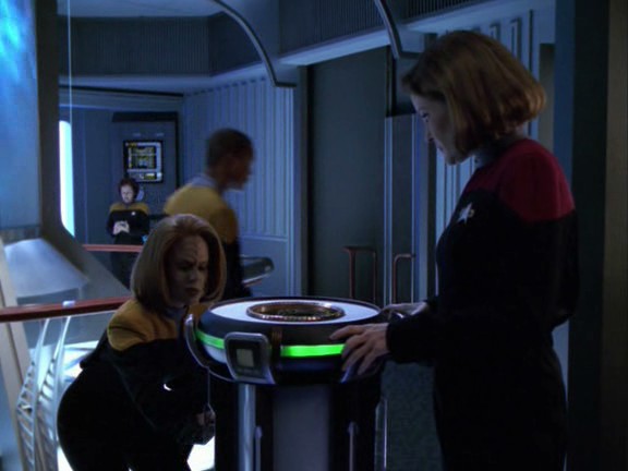 Na Voyageru panuje nejistota, co se stalo, proč Sedmá zradila. B'Elanna se snaží integrovat ukořistěnou transwarp cívku do lodních systémů.