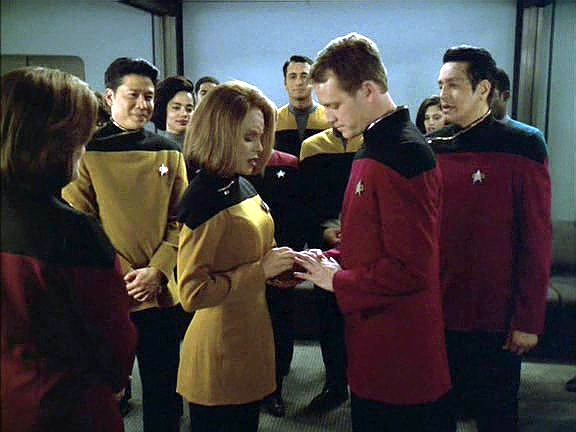 Na Voyageru se odehrává svatba B'Elanny a Toma a všechno je v nejlepším pořádku. S vylepšeným warp pohonem by měli být v Alfa kvadrantu za dva roky.