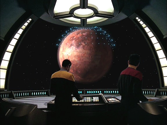 Tuvok s Chakotayem pátrají v minulosti, co se mohlo s veškerou hmotou Voyageru stát. Před 10 měsíci byl na planetce třídy Démon - a oba si začínají vzpomínat.