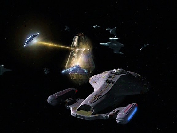 …kde již čeká Voyager a desítky hazarských lodí, aby na ni zaútočily. Když Voyager odlétá, je bitva v plném proudu.