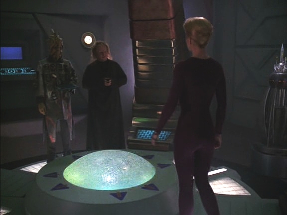 Hazarové naoko zaútočí a Voyager volá o pomoc. Sedmá zdánlivě souhlasí, že se připojí ke Kroužku expertů, a dostane se na jejich loď.