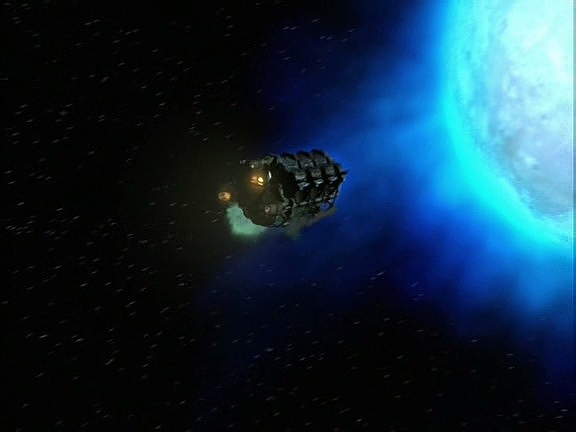 Kapitán musela nasadit plán B: Voyager pomocí vlečného paprsku odtlačil malonský tanker do blízké hvězdy, kde jeho exploze nenadělá škody.