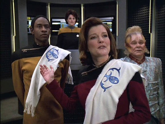 Kapitán a Tuvok se transportují na planetu asketických Kadiů, zatímco jejich vyslanec Tomin bude na Voyageru zkoumat, jestli jsou lidé hodni toho, aby dostali jejich minerály.
