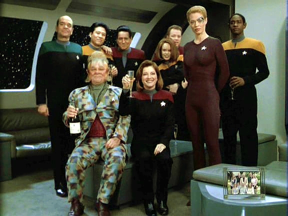 Kapitána zklamalo, když pátrání v databázích ukázalo, že legendární Shannon Janewayová nedokázala tolik, jak se v rodině tradovalo. Posádka jí ale pomohla se přes to přenést.