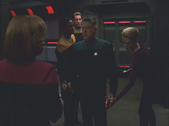 Za asistence kapitánem Janewayové Braxtona zadrží a Ducane, který ho zatkl ve svém čase za to, co udělá, a převzal velení, je všechny tři přenáší na Relativity.
