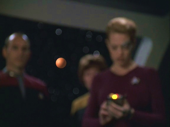 Rok 2375: Na Voyageru se dějí divné věci. Míček zůstává stát ve vzduchu, celá posádka trpí vesmírnou nemocí, čas v různých částích lodě běží různou rychlostí,…