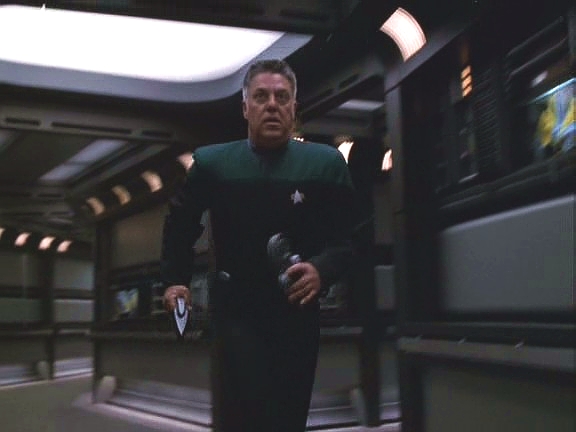 Je jím budoucí verze kapitána Braxtona, který se zbláznil a chce se Janewayové pomstít za nucený pobyt v San Francisku. Má ale časový transportér a uniká do budoucnosti.