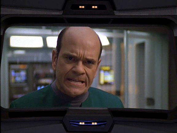 Doktor požaduje, aby ho Voyager dopravil k jeho cíli, na planetu Selenia Prime, s níž je druh, který ho stvořil, ve válce.