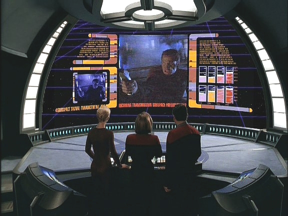 Voyager zachytil tísňové volání lodi USS Equinox. Loď je velmi těžce poškozená a kapitán Ransom žádá o pomoc.