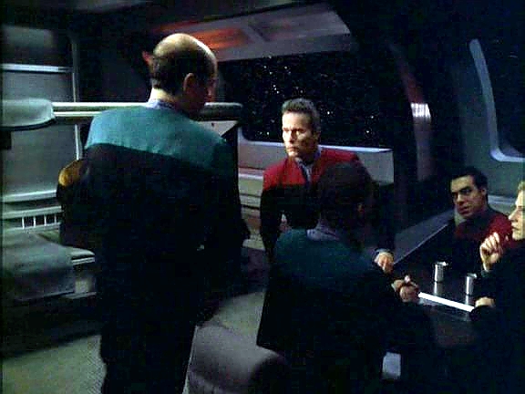 Doktor, který je na Voyageru, je PZH z Equinoxu a loajálně pomáhá svým lidem. Pod záminkou lékařského zásahu jim přinesl zbraně…
