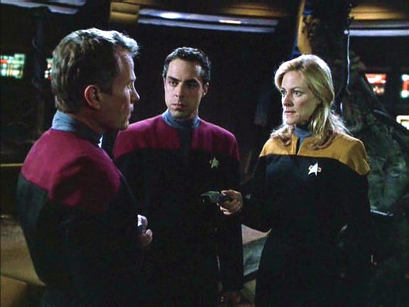 Ransom na Equinoxu přeci jen nemá žaludek na to, aby bojoval s jiným kapitánem Hvězdné flotily, a chce se vzdát. Burke ho za to zbavuje velení a Gilmoreová ho vede do basy.