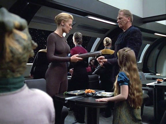 U markonianské stanice otevřela kapitán Voyager pro návštěvníky. Sedmé podal neznámý muž synaptická relé její bývalé unimatice.