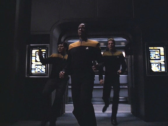Na můstku si všimli narušení bezpečnosti a Tuvok přibíhá se svým týmem. Bývalí Borgové končí na ošetřovně.