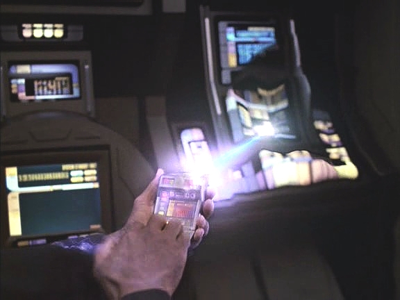 Při návratu na Voyager si Tuvok všiml, že z počítače někdo stahuje data. Když to chce prozkoumat, srazí ho energetická zbraň a Neelix ho najde v kómatu.