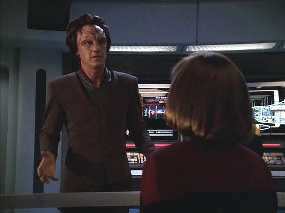 Aby zachránil Tuvoka, učiní Naroq velké gesto: za informace o zbrani nabízí svůj přístroj, kterým je odhalil, a slibuje, že o jejich existenci pomlčí. To Ba'Nethy uspokojí.