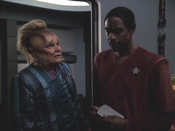 Získané údaje umožní Doktorovi vrátit Tuvokovi veškeré vědomosti a schopnosti. Tuvok vlastně nechce, ale musí. Je pak sice tím starým Tuvokem, Neelixovi ale dá najevo, že nezapomněl.