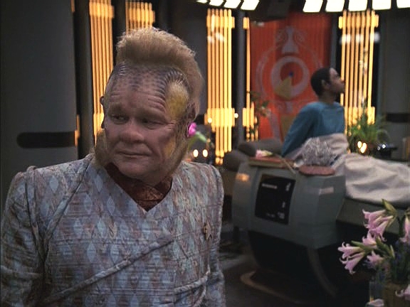 Neelix, který se cítí zodpovědný, dělá vše pro to, aby Tuvoka probudil z kómatu. Když mu pustí zpěv vulkanských mnichů, dostane vynadáno od Doktora, ale Tuvoka to probere.