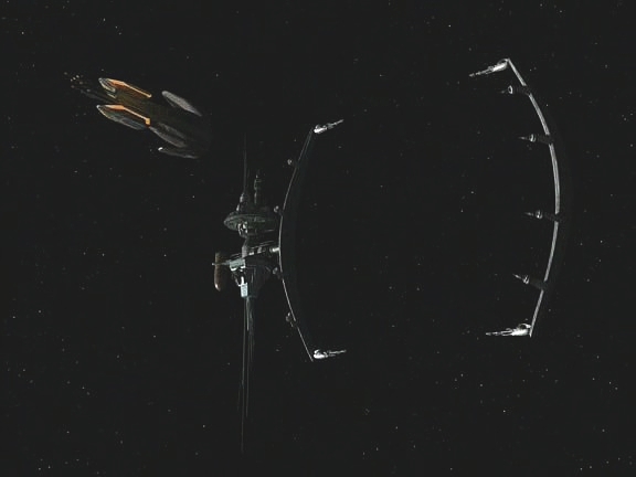 Voyager právě doletěl ke stanici Tashe, který si postavil subprostorový katapult, aby se dostal domů. 