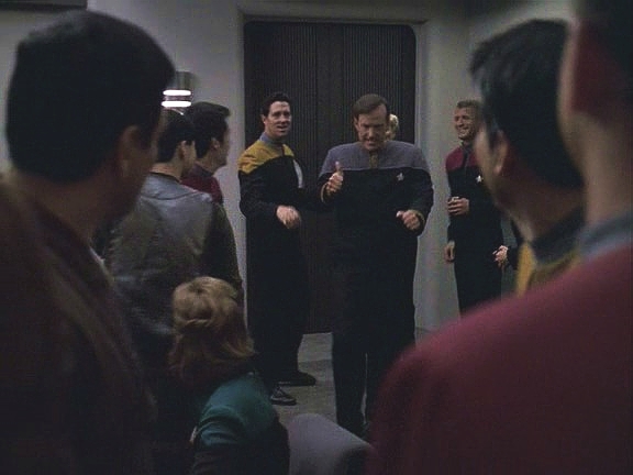 Nejen že bez ustání pracuje na navázání kontaktu s posádkou, tráví také spoustu času v simulátorovém Voyageru, je tam obdivován a má tam spoustu přátel.
