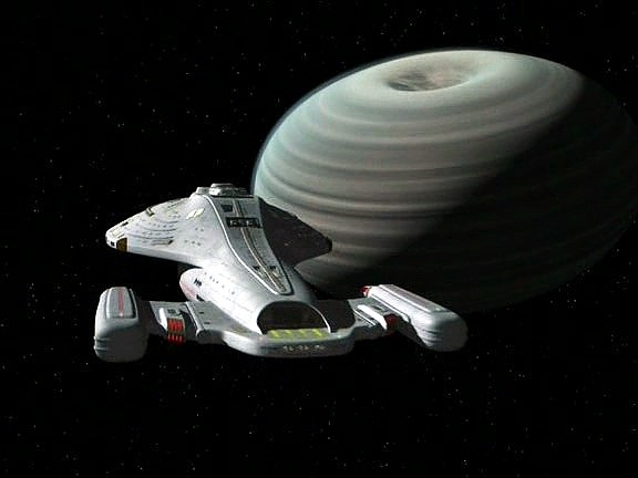 Voyager přiletěl k podivné planetě, která má tachyonové jádro. Nepředstavitelně rychle rotuje a čas na ní běží mnohem rychleji než jinde. A Voyager nemůže pryč.