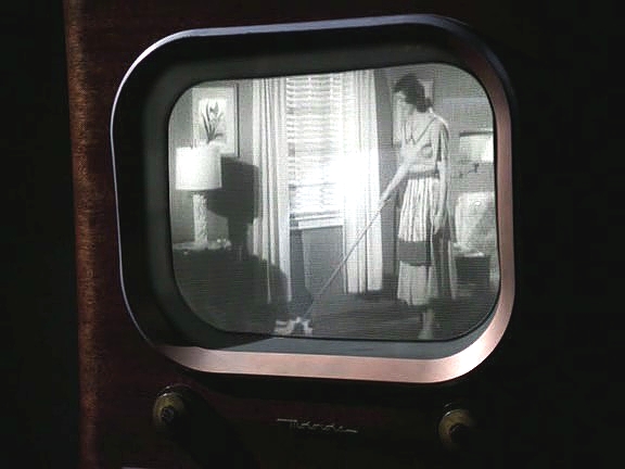 B'Elanna připravila Tomovi překvapení: zatímco byl na dlouhé misi, vyrobila mu pravý televizor z poloviny 20. století včetně autentických programů.