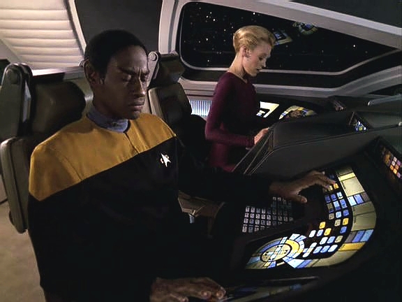 Ne všichni ale tsunkatse propadli. Kapitán odletěla Deltaplánem na návštěvu Pendari v sousední soustavě a Tuvok a Sedmá se letí podívat na kolabující mikromlhovinu.