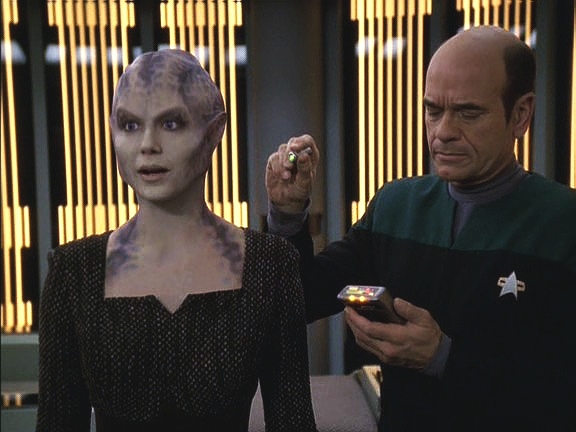 Voyager vzal na palubu uprchlíka, který tvrdí, že býval členem posádky. Doktor potvrzuje, že je to bývalá praporčík Lyndsay Ballardová, která zemřela před téměř třemi lety.