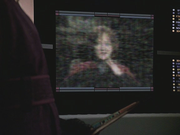 Orek jí ukázal záznam komunikace mezi "kapitánem Janewayovou" na "Deltaplánu". Je jasné, že mají co do činění s podvodníky.
