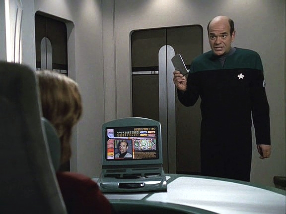 Barclay poslal zprávu o Zimmermanově stavu Doktorovi na Voyager. Doktor věří, že ho bude moci vyléčit, a přesvědčí kapitána, aby ho poslala do Alfa kvadrantu.