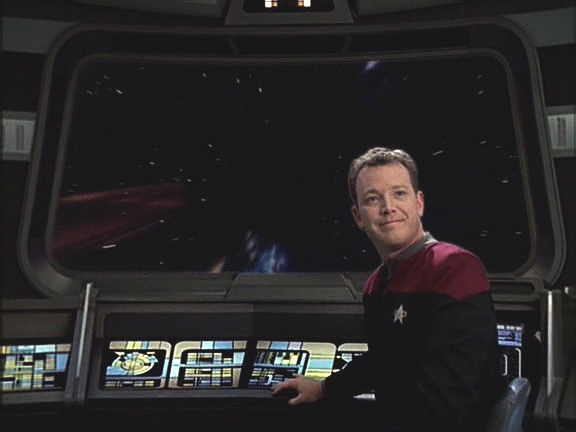 Tom tvrdí, že podle senzorů letí na správném kurzu. Právě říká, že má vše pod kontrolou, když Voyager sám od sebe skočí do warpu.