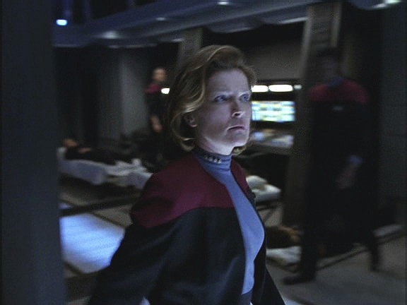 Potom Voyager všechny vyhnal z můstku. Velitelské stanoviště kapitán zřídila ve strojovně. Tam se bytost poprvé pokouší komunikovat s ní prostřednictvím počítače.