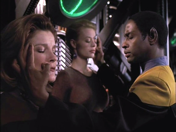 Kapitán je tomu v podstatě nakloněna, chce si ale s Axumem promluvit. Tuvok provádí přemostění myslí, které jí to umožní.