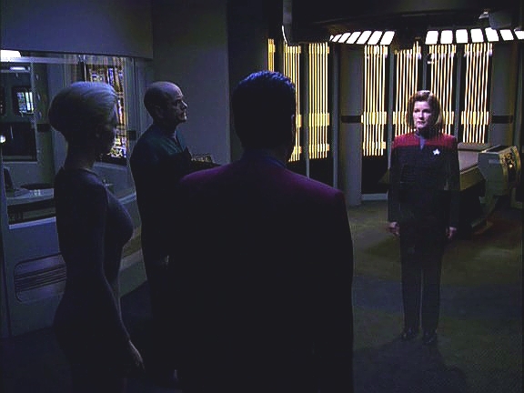 Královna nakonec kapitána, zdá se, přesvědčila. Její hologram nařizuje Sedmé na Voyageru, aby zničili Unimatici nula. 