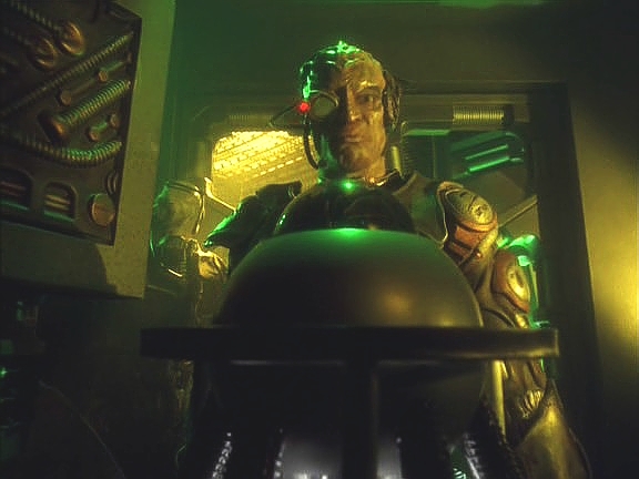 K Voyageru přiletěla borgská koule, jíž velí generál Korok, Borg, který si díky viru uchoval vědomí vlastní individuality i v bdělém stavu. Pomůže dostat kapitána a ostatní z krychle.