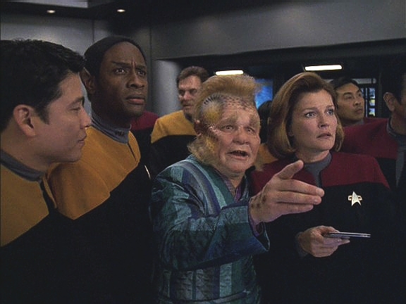 …a na Voyageru závod díky Neelixovu komentáři napjatě sledují. I Tuvok na chvíli zapomněl na své povinnosti.