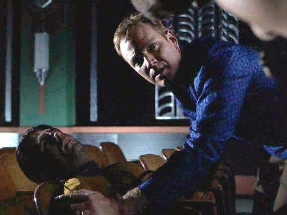 Tom a B'Elanna objevili v simulátoru praporčíka Tabora v kómatu. Zaútočil na něj někdo z posádky a Tuvok se ujímá vyšetřování.