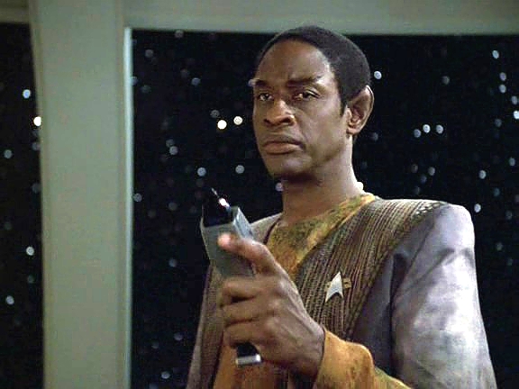 Voyager mezitím obsadili Makisté, jejichž programování aktivoval Tuvok splynutím myslí. Chakotay chce, aby Tuvok prokázal svou loajalitu tím, že zabije Janewayovou.