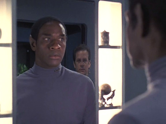 Unavený Tuvok si při meditaci vzpomíná, ale neví na co. Potom vidí v zrcadle vedeka Teera, kterého znal před sedmi lety, který mu nařizuje, aby bez pochybností splnil svůj úkol.