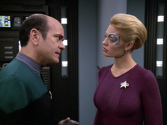 Voyager dorazil k Dinaalu a Doktor se vrátil. Doufal, že skutečnost, že někoho záměrně nakazil, způsobila porucha jeho etických subrutin, Sedmá ho ale po diagnostice musí zklamat.
