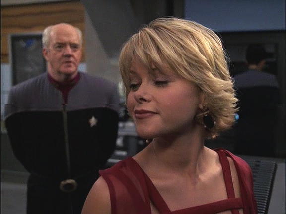 Leosu vyslechli na velitelství Hvězdné flotily. Nakonec přiznala, že pracovala pro Ferengy, a bezděky přidala cennou informaci: šlo jim jen o borgské nanosondy.