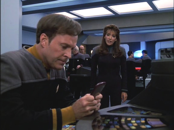 Barclay zoufale přemýšlí, jakým způsobem by se Ferengové mohli k nanosondám dostat, když je Voyager 30000 světelných let daleko.