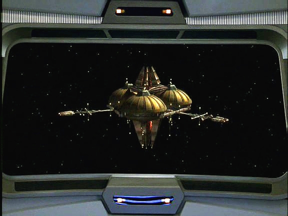 Voyager ho zachytil a dřív než hirogenské lodě doletěl k vesmírné stanici.