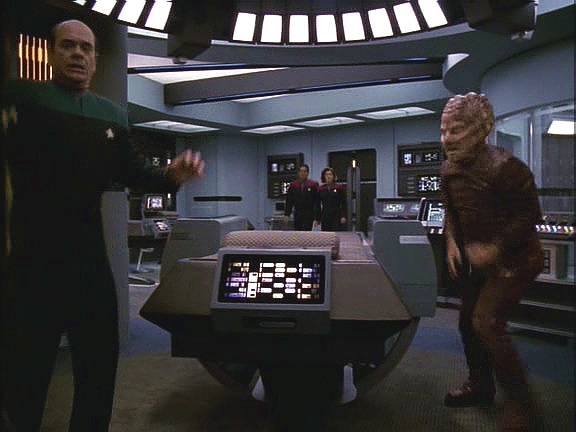 Donik, jediný, kdo masakr přežil, je pološílený strachy. Posádka Voyageru se dozvídá, že kořist byly hologramy vytvořené technologií, kterou kapitán před třemi lety Hirogenům darovala.