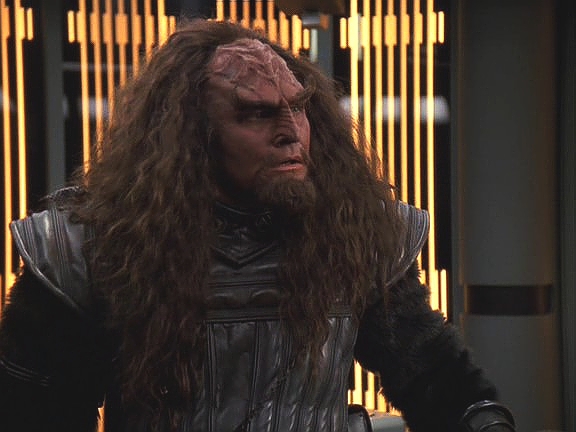Doktor připravil sérum z protilátek B'Elannina dítěte a všechny Klingony vyléčil. T'Greth nechce věřit svým uším: opravdu našli spasitele.