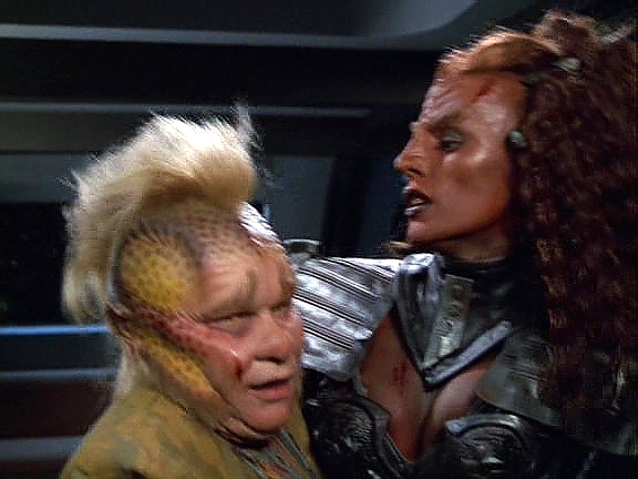 Klingoni byli odtransportováni na povrch planety, kde založí kolonii, a Tuvok se vrací do své kajuty. Tu právě opouštějí Ch'Rega a Neelix, ten v dosti zuboženém stavu, ale šťastný.